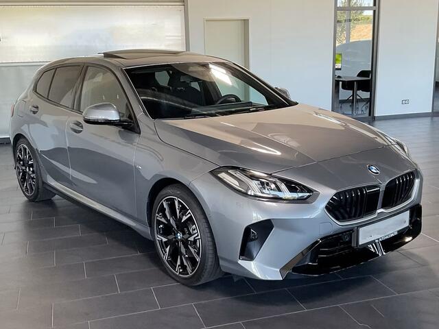 BMW 1-SERIE 120 M-SPORT ** LED, TREKH, PANORAMA, 19-inch LMV, ACC, M-ONDERST, EL. A-KLEP ** 1e EIG - Ex BMW-AG ** ** INFORMEER OOK NAAR ONZE AANTREKKELIJKE FINANCIAL-LEASE TARIEVEN **