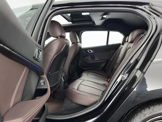 BMW 1-SERIE 118i High Executive Edition (INCL-BTW) Aut.*M-SPORT-CUPSEATS | PANO | FULL-LED | DIGI-COCKPIT | HIFI-SOUND | CAMERA | NAVI-FULLMAP | AMBIENTLIGHT | PRIVACY-GLASS | ECC | CARBON-INLAY | PDC | CRUISE | 18''ALU*