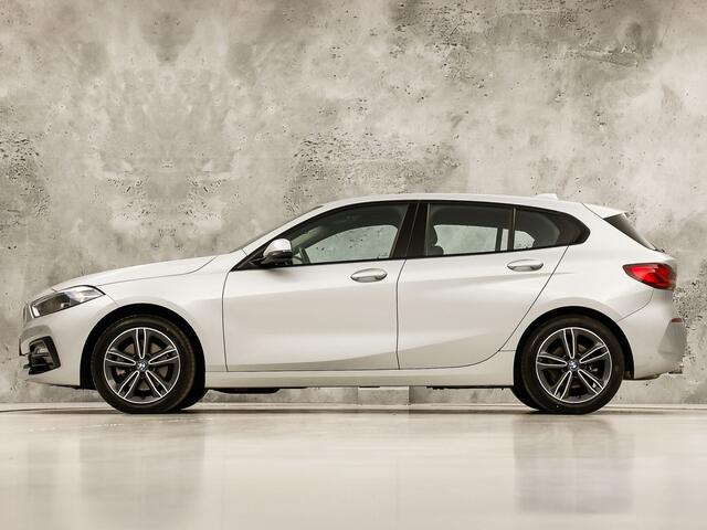 BMW 1-SERIE 118i Sport Automaat (APPLE CARPLAY, GROOT NAVI, CLIMATE, LEDER, SPORTSTOELEN, PARKEERSENSOREN, CRUISE, LANE ASSIST, NIEUWSTAAT)