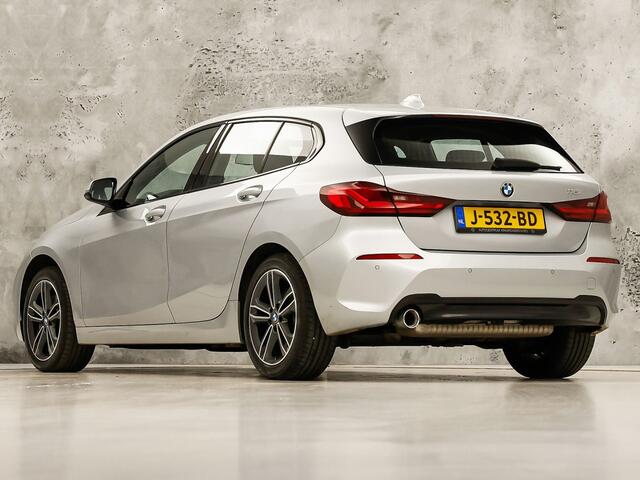 BMW 1-SERIE 118i Sport Automaat (APPLE CARPLAY, GROOT NAVI, CLIMATE, LEDER, SPORTSTOELEN, PARKEERSENSOREN, CRUISE, LANE ASSIST, NIEUWSTAAT)
