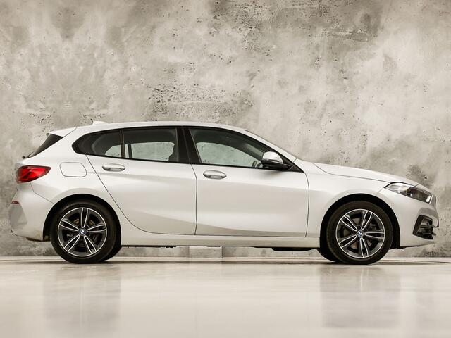 BMW 1-SERIE 118i Sport Automaat (APPLE CARPLAY, GROOT NAVI, CLIMATE, LEDER, SPORTSTOELEN, PARKEERSENSOREN, CRUISE, LANE ASSIST, NIEUWSTAAT)