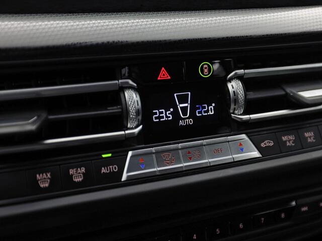 BMW 1-SERIE 118i Sport Automaat (APPLE CARPLAY, GROOT NAVI, CLIMATE, LEDER, SPORTSTOELEN, PARKEERSENSOREN, CRUISE, LANE ASSIST, NIEUWSTAAT)