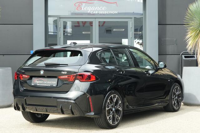 BMW 1-SERIE 120 M Sport Design | 156 PK | Adaptieve Cruise Control | Automaat | Camera | BMW 120 M Sport Design 156 PK met 1.5 driecilinder benzinemotor en 48V Mild Hybrid-technologie, gekoppeld aan een 7-traps Steptronic automaat met dubbele koppeling. Sportief uitgevoerd met M