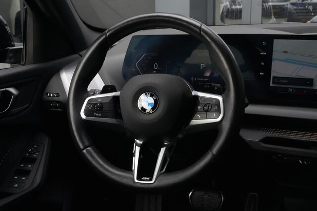 BMW 1-SERIE 120 M Sport Design | 156 PK | Adaptieve Cruise Control | Automaat | Camera | BMW 120 M Sport Design 156 PK met 1.5 driecilinder benzinemotor en 48V Mild Hybrid-technologie, gekoppeld aan een 7-traps Steptronic automaat met dubbele koppeling. Sportief uitgevoerd met M