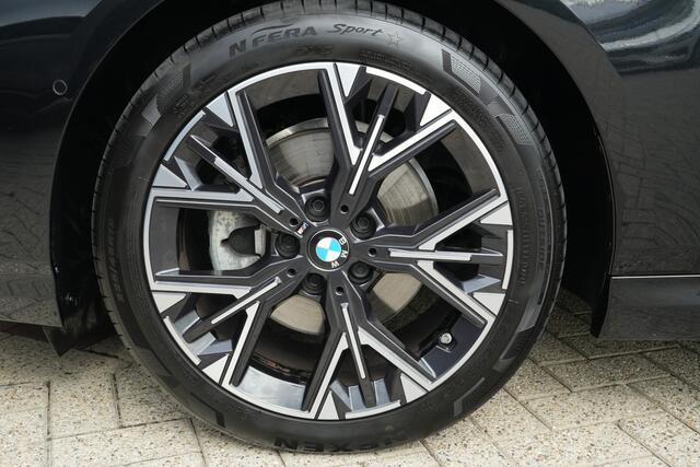 BMW 1-SERIE 120 M Sport Design | 156 PK | Adaptieve Cruise Control | Automaat | Camera | BMW 120 M Sport Design 156 PK met 1.5 driecilinder benzinemotor en 48V Mild Hybrid-technologie, gekoppeld aan een 7-traps Steptronic automaat met dubbele koppeling. Sportief uitgevoerd met M