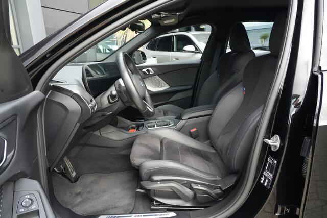 BMW 1-SERIE 120 M Sport Design | 156 PK | Adaptieve Cruise Control | Automaat | Camera | BMW 120 M Sport Design 156 PK met 1.5 driecilinder benzinemotor en 48V Mild Hybrid-technologie, gekoppeld aan een 7-traps Steptronic automaat met dubbele koppeling. Sportief uitgevoerd met M