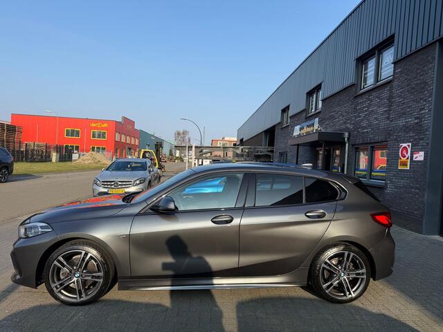 BMW 1-SERIE 116d Executive | 1E EIGENAAR | 3/6/12MND GARANTIE | AUTOMAAT | LED | CARPLAY | SFEERVERLICHTING | CRUISE | AIRCO |