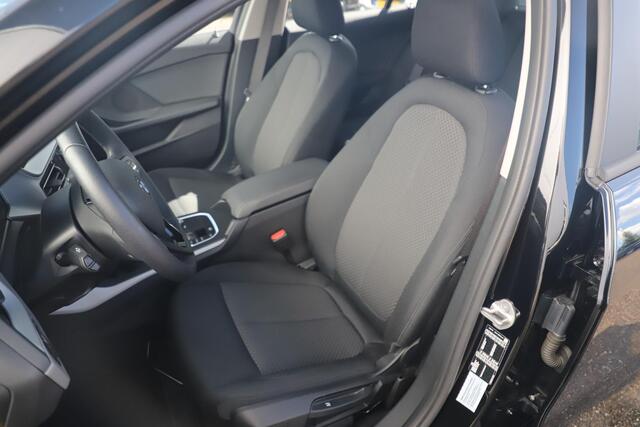 BMW 1-SERIE 118i 136PK Automaat Navigatie Carplay Android Stoelverwarming 17 inch LMV Cruise Parkeersensor LED
