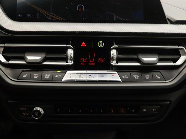 BMW 1-SERIE 118i Business Edition | Apple carplay & Android auto | Parkeersensoren voor & achter | Sportstoelen | Stoelverwarming | Climate control | Cruise control |
