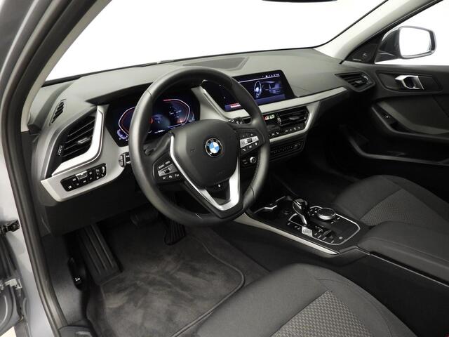 BMW 1-SERIE 5-deurs 118i | LED | Navigatie | Active cruise | Stoelverwarming | DAB | Harman-kardon sound | Alu 16 inch