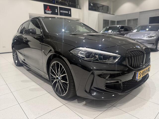 BMW 1-SERIE 118i Introduction Edition | M-Sport | Panoramadak | Camera | Stoelverwarming |