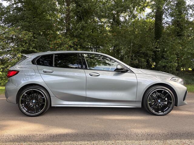 BMW 1-SERIE 120i Executive Edition | M-Sport Pakket | Leder | Slechts 13.000 km.