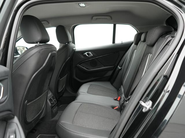 BMW 1-SERIE 116i Executive Edition automaat | Apple Carplay | Navigatie | Sportstuur | Acheruitrij camera | Parkeersensoren voor en achter | Spraakbediening |
