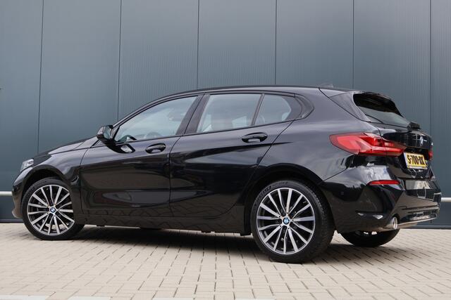BMW 1-SERIE 118i Sportline Automaat | Leer | Stoelverwarming | 18 Inch | Camera | Live Cockpit Plus | Apple Carplay / Android Auto