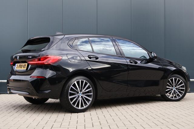 BMW 1-SERIE 118i Sportline Automaat | Leer | Stoelverwarming | 18 Inch | Camera | Live Cockpit Plus | Apple Carplay / Android Auto