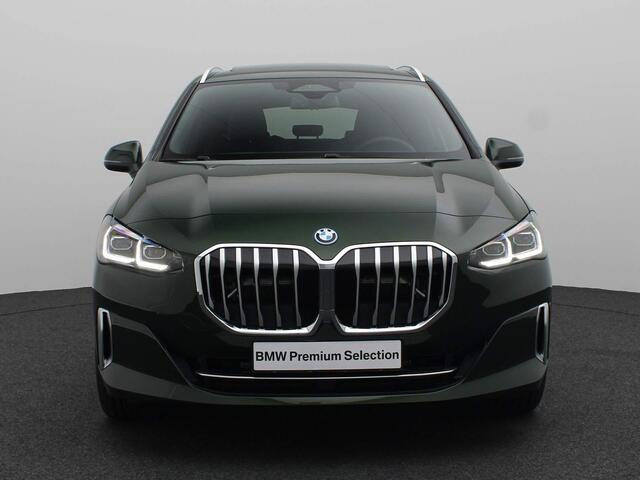 BMW 2-SERIE Active Tourer 225e xDrive Luxury Line / Panoramadak / Sportstoelen / Adaptieve LED / Comfort Access / 19''