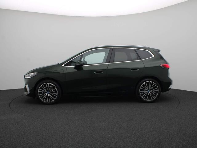 BMW 2-SERIE Active Tourer 225e xDrive Luxury Line / Panoramadak / Sportstoelen / Adaptieve LED / Comfort Access / 19''