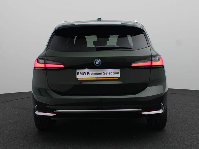 BMW 2-SERIE Active Tourer 225e xDrive Luxury Line / Panoramadak / Sportstoelen / Adaptieve LED / Comfort Access / 19''