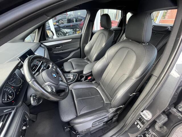 BMW 2-SERIE Active Tourer 220i High Executive | M-Sport | HUD | Automaat | trekhaak afneembaar 1.500 kg | incl. dealerbeurt