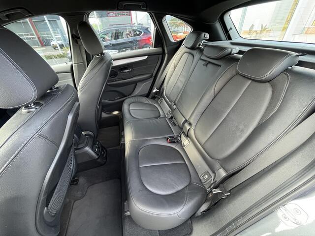 BMW 2-SERIE Active Tourer 220i High Executive | M-Sport | HUD | Automaat | trekhaak afneembaar 1.500 kg | incl. dealerbeurt
