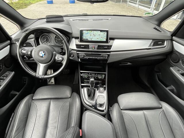 BMW 2-SERIE Active Tourer 220i High Executive | M-Sport | HUD | Automaat | trekhaak afneembaar 1.500 kg | incl. dealerbeurt