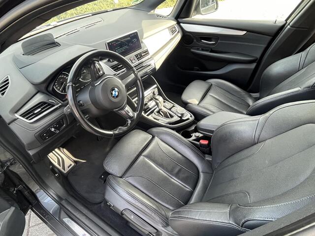 BMW 2-SERIE Active Tourer 220i High Executive | M-Sport | HUD | Automaat | trekhaak afneembaar 1.500 kg | incl. dealerbeurt