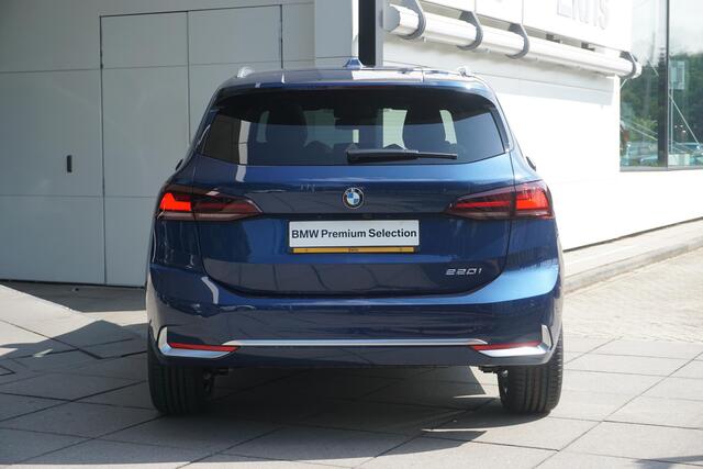 BMW 2-SERIE Active Tourer 220i / Glazen Panoramadak / Driving Assistant / Active Cruise Control / Sportstoelen voor /Trekhaak / 18 inch LMV