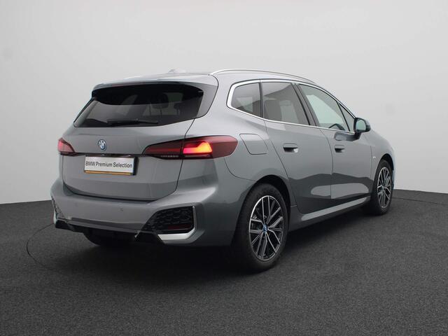 BMW 2-SERIE Active Tourer 225e xDrive M Sportpakket Travel Pack / Panoramadak / Trekhaak / Verwarmde Voorstoelen / Achteruitrijcamera / 18'' | Showroom Sale