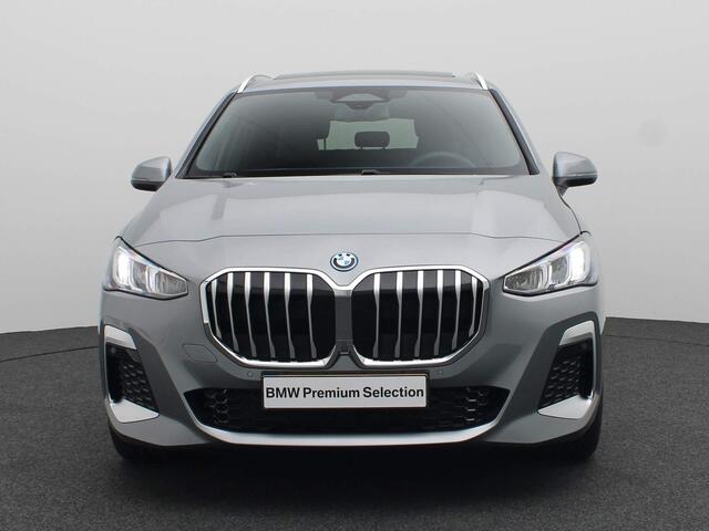 BMW 2-SERIE Active Tourer 225e xDrive M Sportpakket Travel Pack / Panoramadak / Trekhaak / Verwarmde Voorstoelen / Achteruitrijcamera / 18'' | Showroom Sale