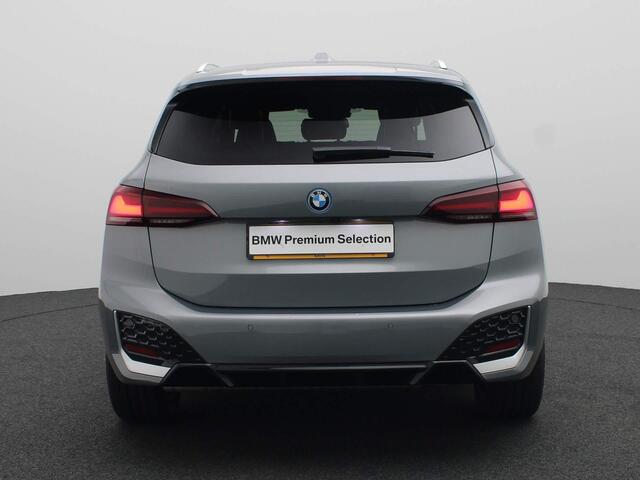 BMW 2-SERIE Active Tourer 225e xDrive M Sportpakket Travel Pack / Panoramadak / Trekhaak / Verwarmde Voorstoelen / Achteruitrijcamera / 18'' | Showroom Sale