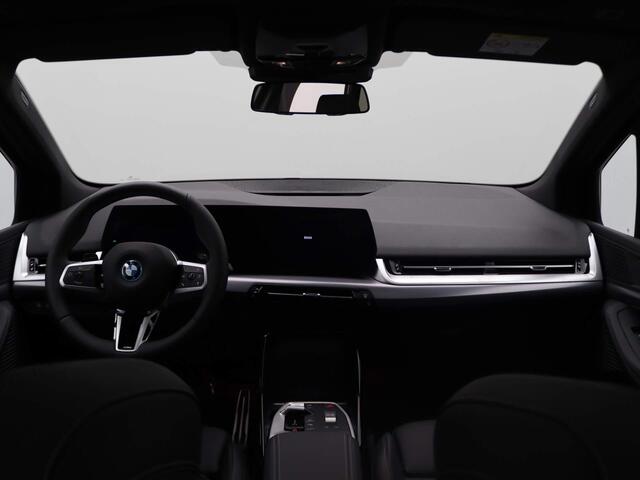 BMW 2-SERIE Active Tourer 225e xDrive M Sportpakket Travel Pack / Panoramadak / Trekhaak / Verwarmde Voorstoelen / Achteruitrijcamera / 18'' | Showroom Sale