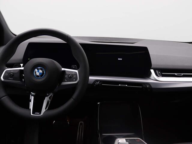 BMW 2-SERIE Active Tourer 225e xDrive M Sportpakket Travel Pack / Panoramadak / Trekhaak / Verwarmde Voorstoelen / Achteruitrijcamera / 18'' | Showroom Sale