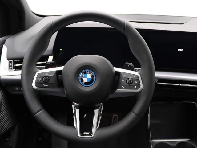 BMW 2-SERIE Active Tourer 225e xDrive M Sportpakket Travel Pack / Panoramadak / Trekhaak / Verwarmde Voorstoelen / Achteruitrijcamera / 18'' | Showroom Sale