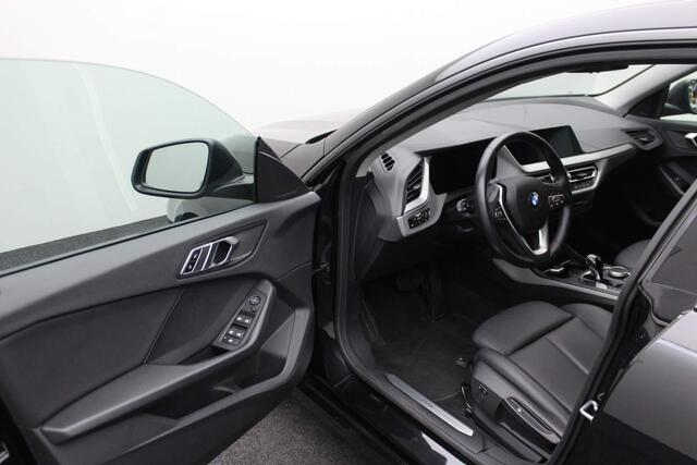 BMW 2-SERIE Gran Coupé 218i High Executive 2023 | Navigatie | Carplay | Stoelverwarming | Boekjes | 2 Sleutels | Cruise Control | Airco | Parkeersensoren | Digitaal Dashboard | Automaat