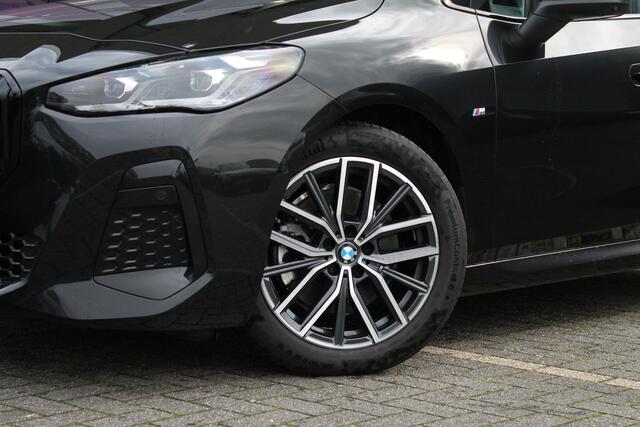 BMW 2-SERIE Active Tourer 223i High Executive M Sport Automaat / Panoramadak / Sportstoelen / Adaptief M Onderstel / Adaptieve LED / Head-Up / Parking Assistant Plus / Memory Seats