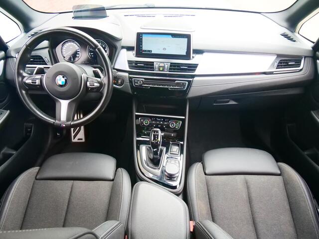 BMW 2-SERIE Active Tourer 220i 192pk Executive Edition M-pakket Automaat Headup display / 18 Inch / M-Pakket / Trekhaak