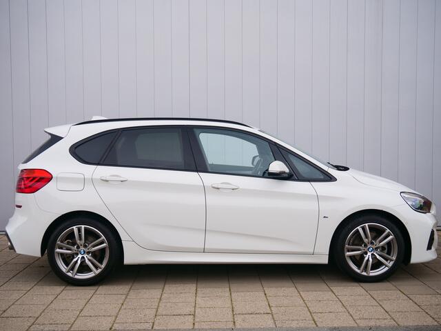 BMW 2-SERIE Active Tourer 220i 192pk Executive Edition M-pakket Automaat Headup display / 18 Inch / M-Pakket / Trekhaak