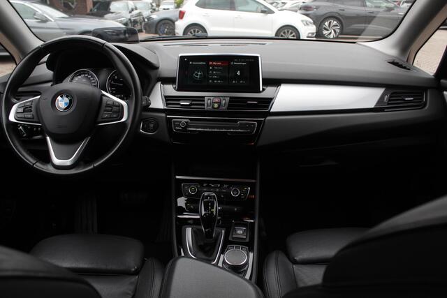 BMW 2-SERIE Active Tourer 225xe iPerformance High Executive / Camera / Leder / Head-up / Navigatie / Sportstoelen / 17'' / Stoelverwarming / Cruise Control