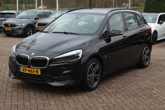BMW 2-SERIE Active Tourer 225xe iPerformance High Executive / Camera / Leder / Head-up / Navigatie / Sportstoelen / 17'' / Stoelverwarming / Cruise Control