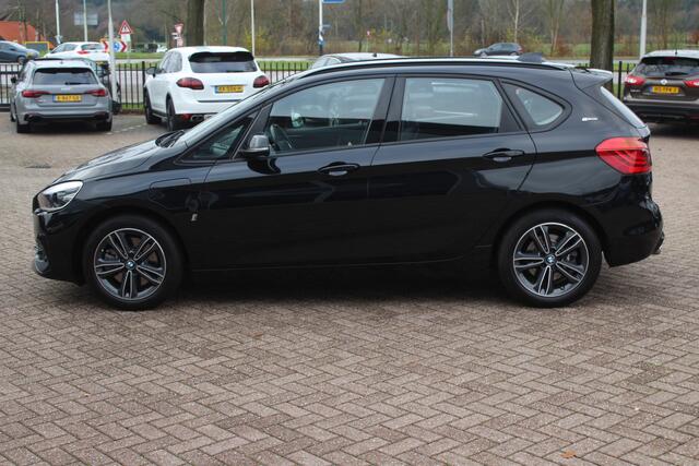 BMW 2-SERIE Active Tourer 225xe iPerformance High Executive / Camera / Leder / Head-up / Navigatie / Sportstoelen / 17'' / Stoelverwarming / Cruise Control