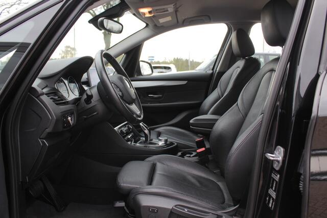 BMW 2-SERIE Active Tourer 225xe iPerformance High Executive / Camera / Leder / Head-up / Navigatie / Sportstoelen / 17'' / Stoelverwarming / Cruise Control