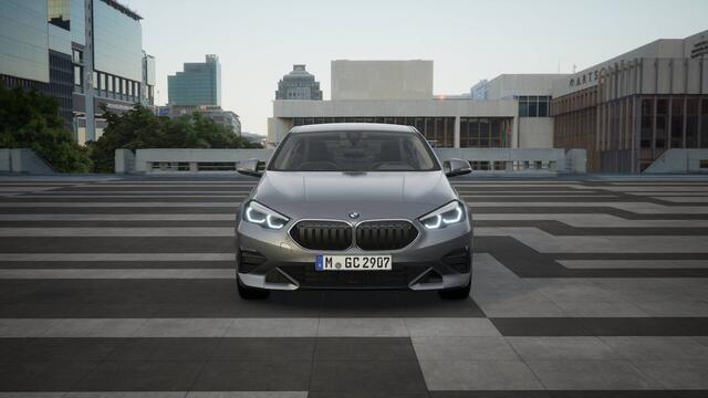 BMW 2-SERIE Gran Coupé 218i Sport Line Automaat / Trekhaak / Sportstoelen / Parking Assistant / Live Cockpit Professional / Stoelverwarming