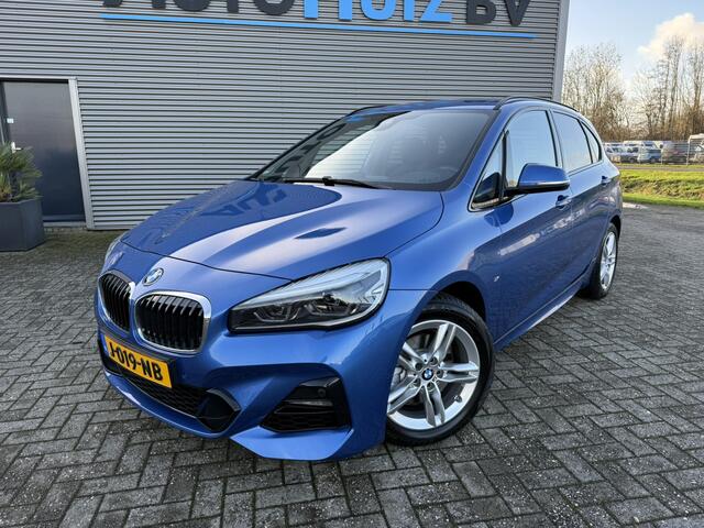 BMW 2-SERIE Active Tourer 220i High Executive M Sport Trekhaak Achteruitrijcamera Stoelverwarming LED
