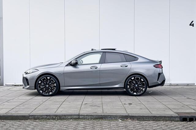 BMW 2-SERIE Gran Coupe M235 M-Pro / M-Stoelen / Panoramadak / Stoelverwarming / Head up Display / Harman Kardon Audio