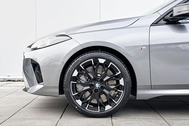 BMW 2-SERIE Gran Coupe M235 M-Pro / M-Stoelen / Panoramadak / Stoelverwarming / Head up Display / Harman Kardon Audio