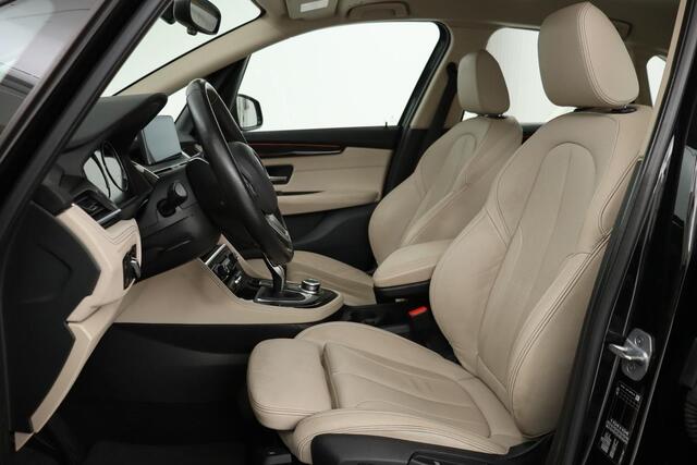 BMW 2-SERIE Active Tourer 218i High Executive | Luxury Line | Leder | Stoelverwarming | Camera | Head-Up | Navigatie | Full LED | PDC | Climate control
