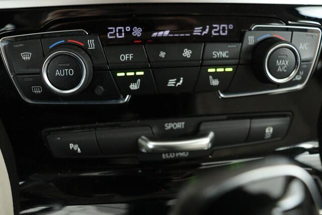 BMW 2-SERIE Active Tourer 218i High Executive | Luxury Line | Leder | Stoelverwarming | Camera | Head-Up | Navigatie | Full LED | PDC | Climate control