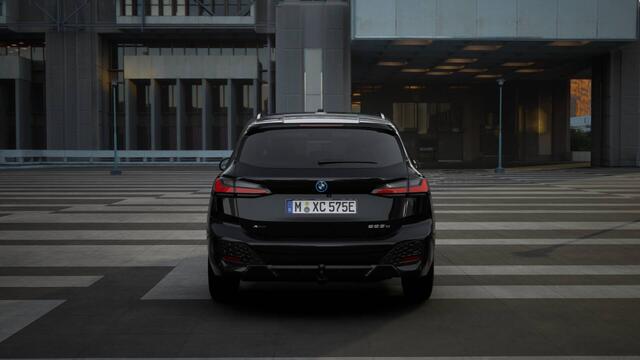 BMW 2-SERIE Active Tourer 225e xDrive High Executive M Sport Automaat / Panoramadak / Trekhaak / Sportstoelen / Adaptieve LED / M Adaptief onderstel / Head-Up / Parking Assistant Plus