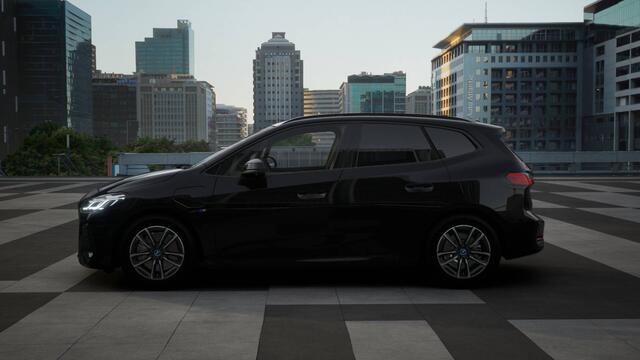 BMW 2-SERIE Active Tourer 225e xDrive High Executive M Sport Automaat / Panoramadak / Trekhaak / Sportstoelen / Adaptieve LED / M Adaptief onderstel / Head-Up / Parking Assistant Plus