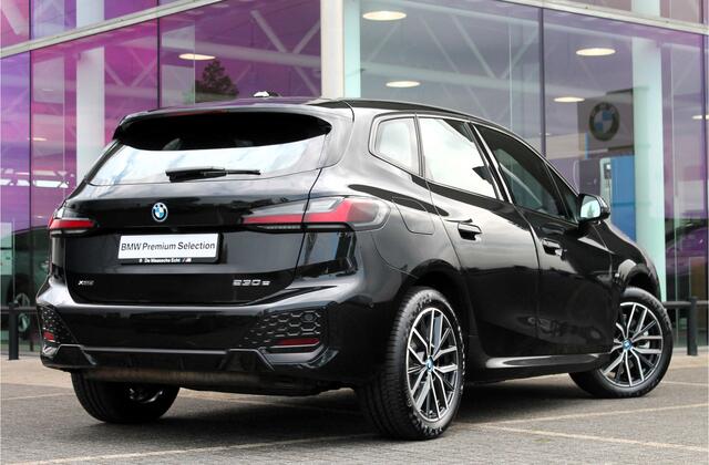 BMW 2-SERIE Active Tourer 230e xDrive M Sport Automaat / Sportstoelen / Parking Assistant Plus / M Adaptief onderstel / Adaptieve LED / Comfort Access / Memory Seats / Head-Up
